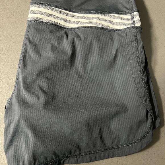 Lululemon Groovy Run Short  Size 6 - Picture 4 of 4